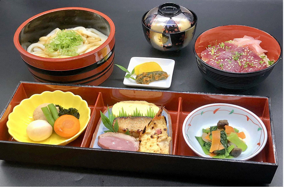昼食は、勢乃國屋で三重県の名産「伊勢うどん」と「手こね寿司」