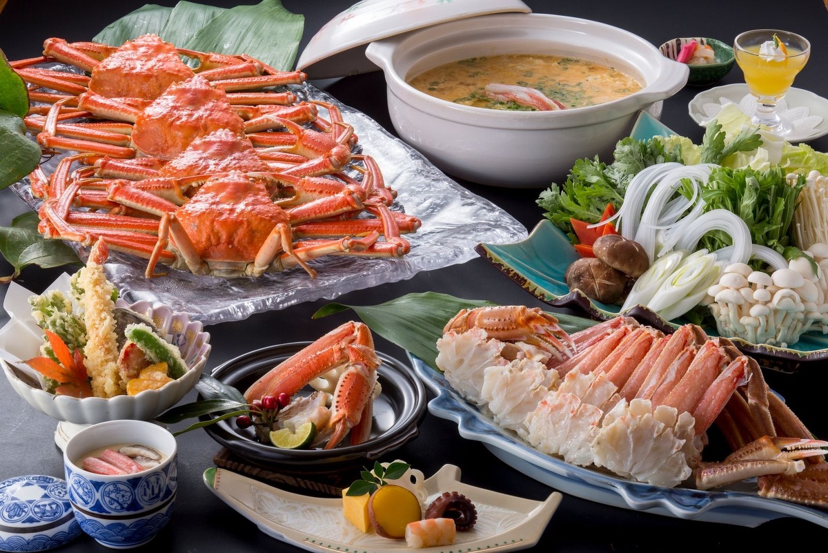 【満腹満足　蟹遊膳】コースの昼食※写真の茹でカニ姿盛り・カニすき鍋・雑炊は4人前です。