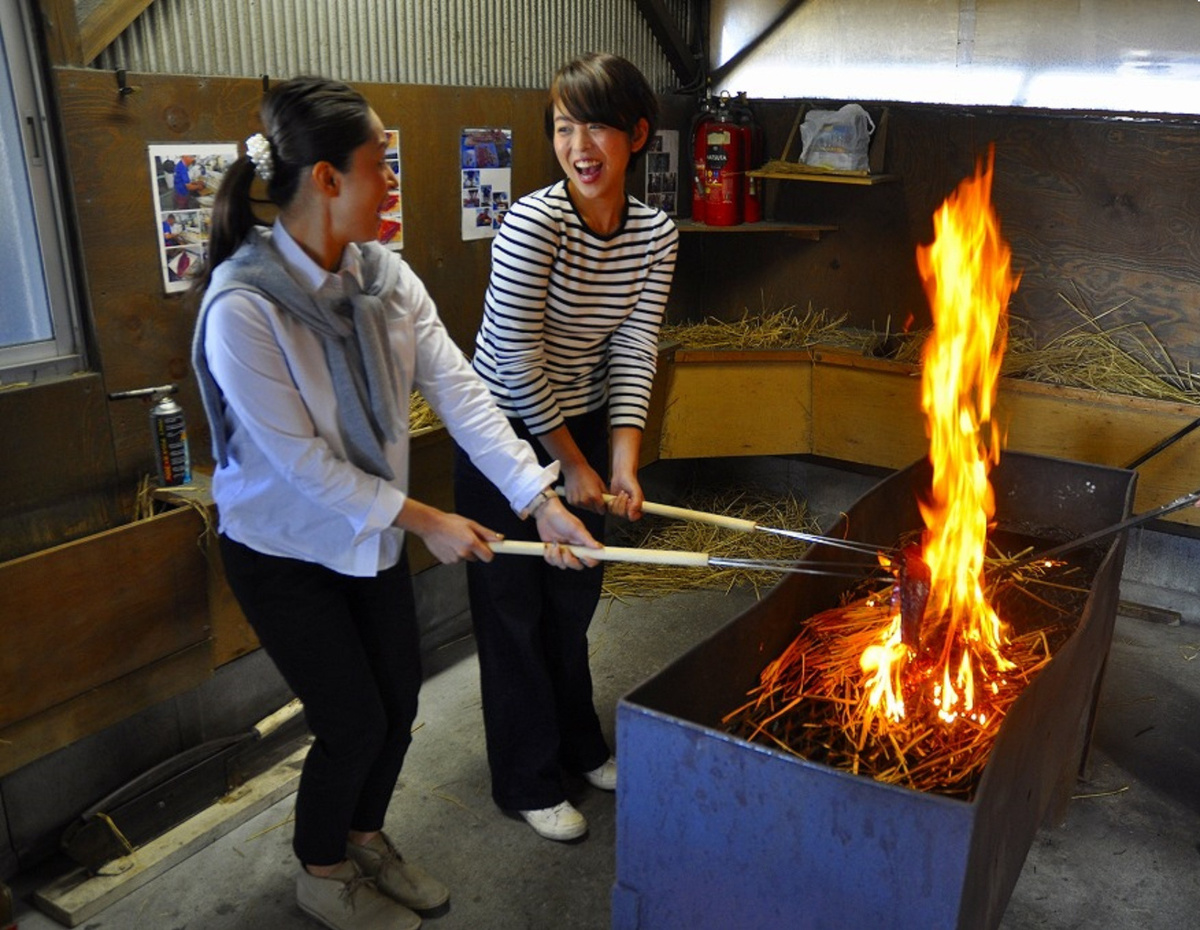 かつお船　藁焼き体験