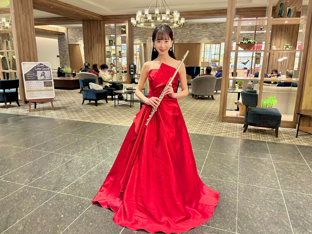 夕食会場で、フルートの生演奏コンサート