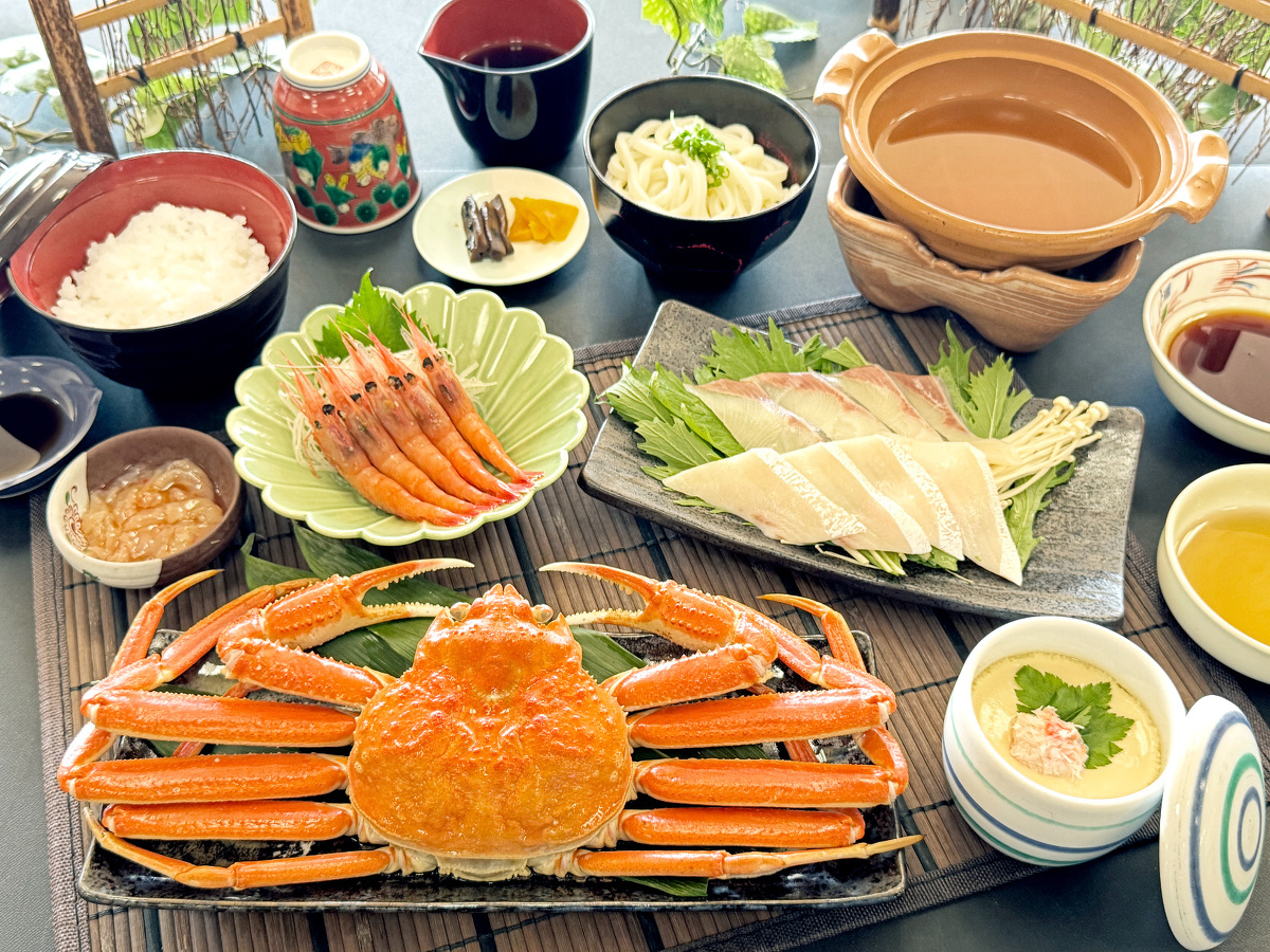 ・本ずわいがに一杯・ぶりしゃぶ（切身・野菜一式）・甘エビお造り・かに茶碗蒸し・帆立塩辛・うどん・ごはん・香の物