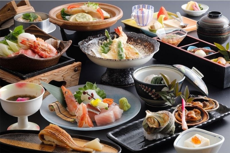 いかだ会席・季節の小鉢　　　　・もずく　　　　・前菜3種盛り・造里５種盛り　　　・寄せ鍋　　　　・肉陶板焼き・季節の蒸し物　　　・大あさりとサザエ　・大海老天ぷら・あおさの味噌汁　　・季節の釜めし　　　・香の物3種盛り・季節のデザート