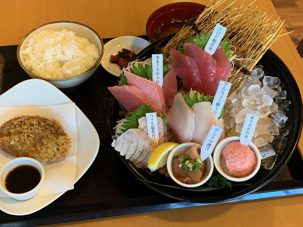 昼食はバンノウ水産自慢のマグロ６種盛り御膳