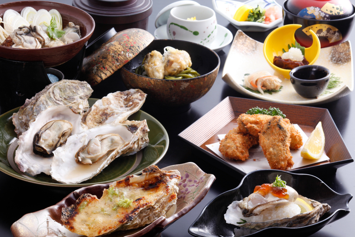 かきフルコース・前菜３種　　　・焼きかき　　　　　　　　・かきみぞれ鍋・かき土瓶蒸し　・かき柚子味噌バター焼き　・かきフライ・かきそば　　　・かき味噌汁　　　　　　　・かき御飯・香物３種　　　・季節のデザート