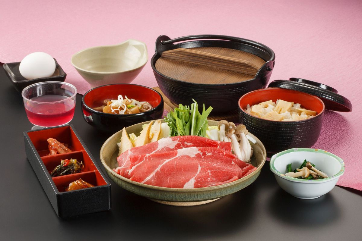 牛すき焼鍋と筍ご飯の昼食